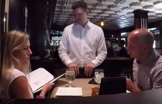 Konobar dobio napojnicu od 1000 dolara, pa ga ujutro dočekao hladan tuš