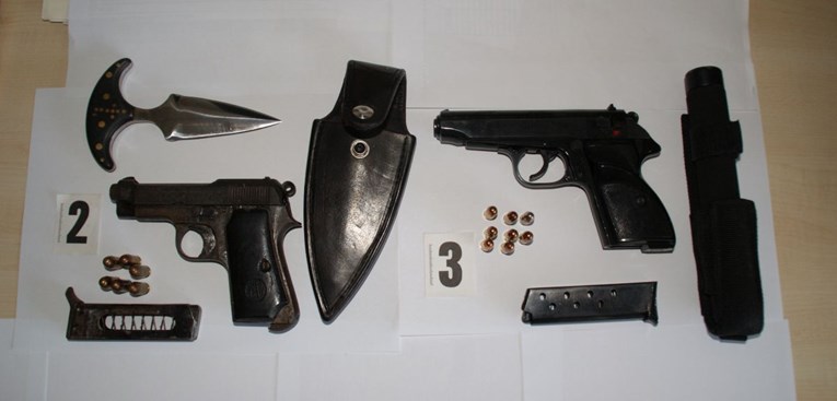 Kod ugostitelja na Korčuli pronađen kokain i oružje