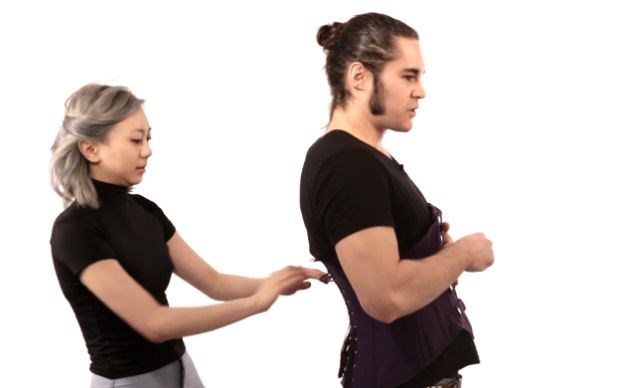 "Ovo je mučenje": Kad tipove natjerate na popularnu (i bolnu) žensku metodu sužavanja struka