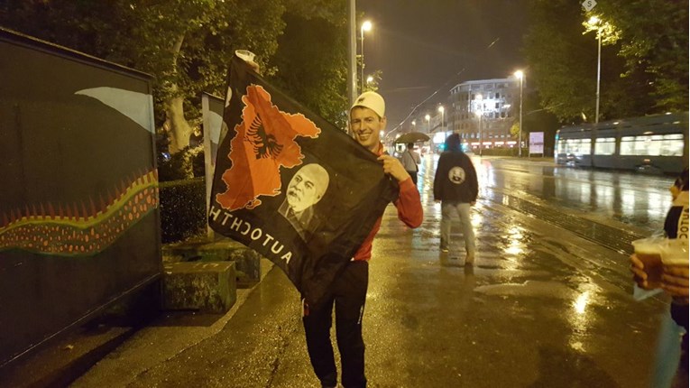 POGLEDAJTE ATMOSFERU Navijači Kosova sa zastavom Velike Albanije pjevali Geni kameni