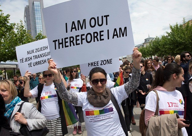 Priština u tajnosti ogranizirala prvi Gay pride, u povorci bio i Hashim Thaci