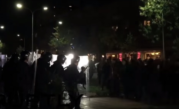 Nakon velikih nereda u Prištini pušten zastupnik koji je u parlamentu bacio suzavac