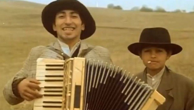 FOTO "Ko to tamo peva" 36 godina kasnije: Ovako danas izgleda harmonikaš iz legendarnog filma