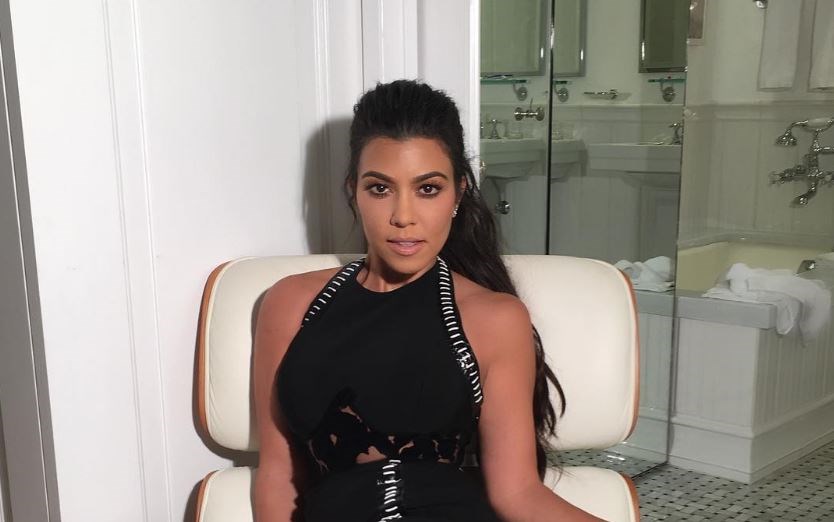 Ovu rutinu Kourtney Kardashian valjalo bi ukrasti - evo zašto je dobro raditi 100 čučnjeva dok se tuširate!