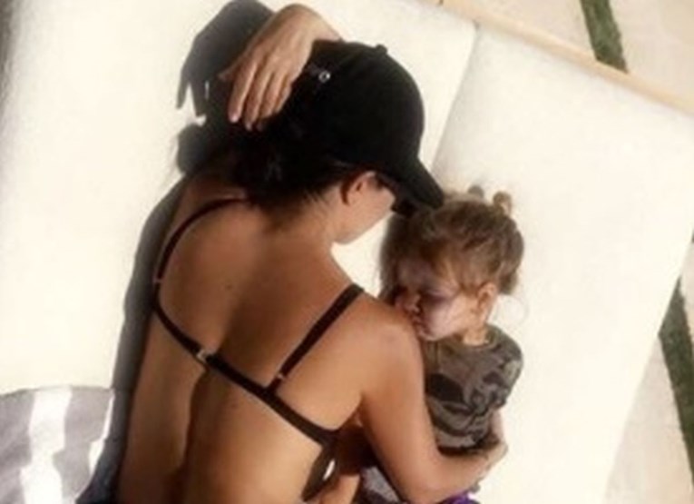 Kardashianka fotkom sa sinom razbjesnila fanove:  "Zar i s djetetom moraš pokazivati guzu?"