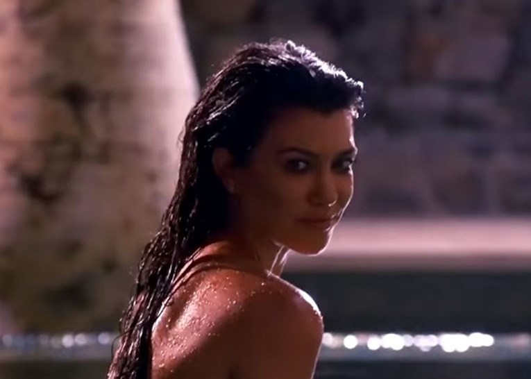 VIDEO Pokazala je sve: Kourtney Kardashian gola u bazenu najseksi je prizor dana
