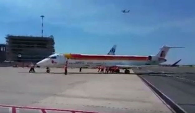 VIDEO Bizaran prizor: 11 radnika guralo 26 tona teški avion pun putnika