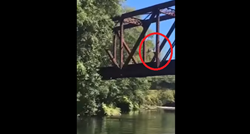 VIDEO Muškarac bacio dijete s mosta iz zabave, majka navijala sa strane