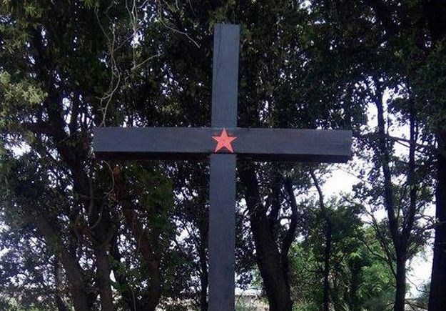 Na Golom otoku na križu osvanula zvijezda: "Pokojnike se vrijeđa križem, morao sam intervenirati"