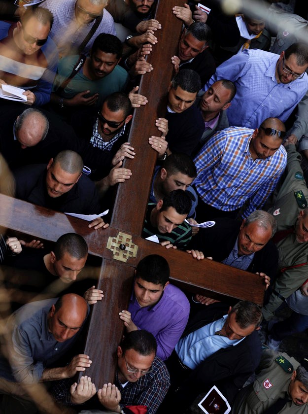 Stotine katolika u Jeruzalemu nosilo križeve do Isusovog groba