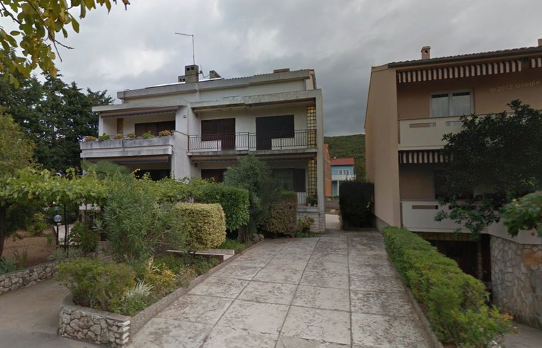 U požaru na Krku poginula osoba, unutrašnjost kuće natopljena gorivom, puna razbacanih plinskih boca