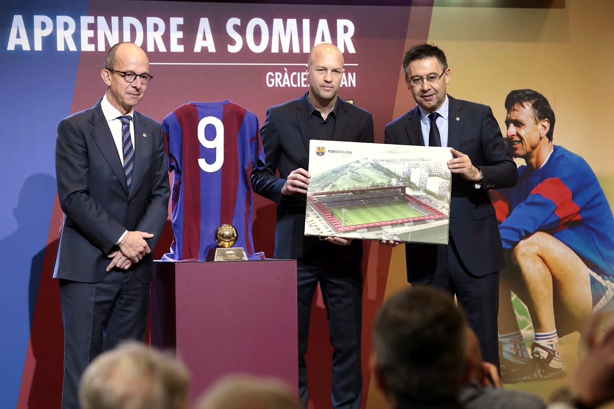 Barca poklanja Cruyffu spomenik ispred Camp Noua