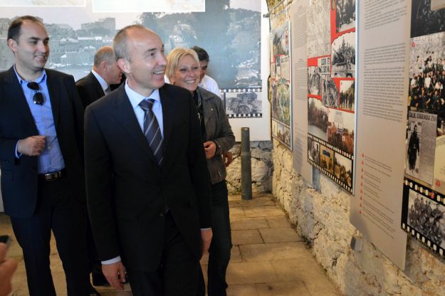 Krstičević uhvaćen u laži oko rukovanja s Petrovom, demantirali ga videom i fotografijom