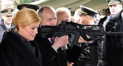 Slika ministra obrane s puškom izazvala hrpu komentara: "Kako to Krstičević drži pušku?"