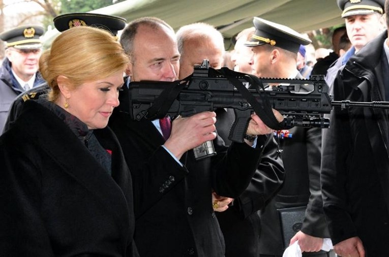 Slika ministra obrane s puškom izazvala hrpu komentara: "Kako to Krstičević drži pušku?"