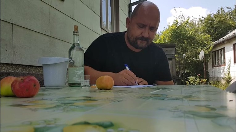 VIDEO "Jebem vam majku lopovsku": Bloger Krule pokazao kako ispuniti papire o porezu na nekretnine