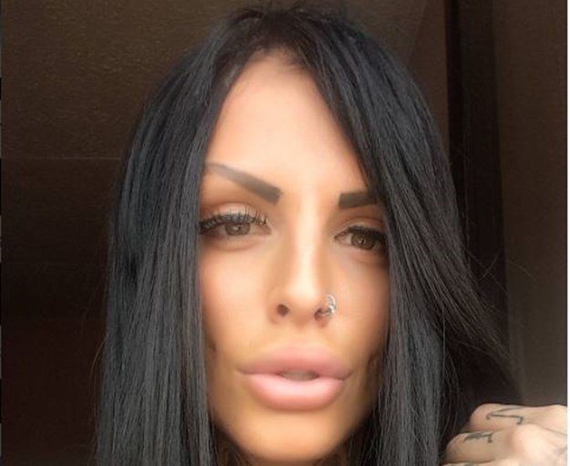 FOTO Šokira tetovažama i silikonima: Upoznajte sisatu ljepoticu koja zabavlja Splićane na cajkama