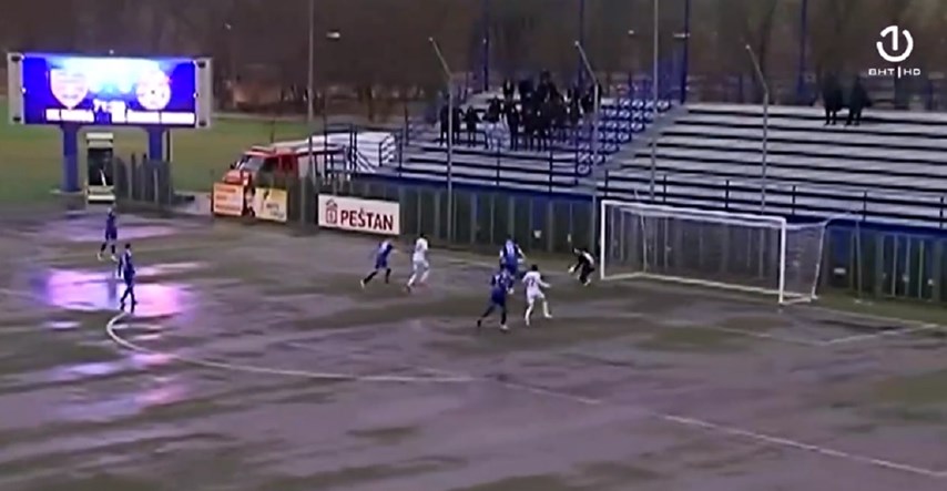 VODA DO KOLJENA Pogledajte po kakvom terenu je igrala momčad bivšeg Hajdukova igrača