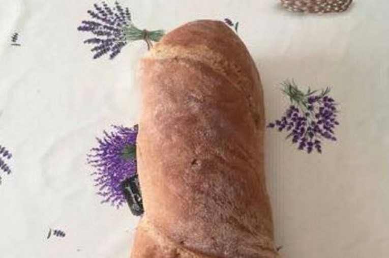 FOTO Kruh iz Zadra na Facebooku je hit: "Kod nas više ni kruh ne možeš kupiti bez da dobiješ kurac"