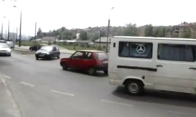 Vozač u Sarajevu odlučio problem na kružnom toku riješiti - vožnjom u rikverc