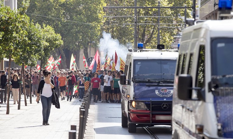 Stanje u Kataloniji sve napetije, kod Barcelone napadnuta policijska postaja