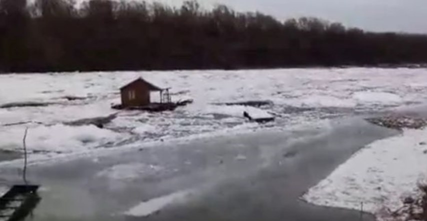 VIDEO Zapanjujuć prizor: Ledena Drava odnijela kuću pred kamerama