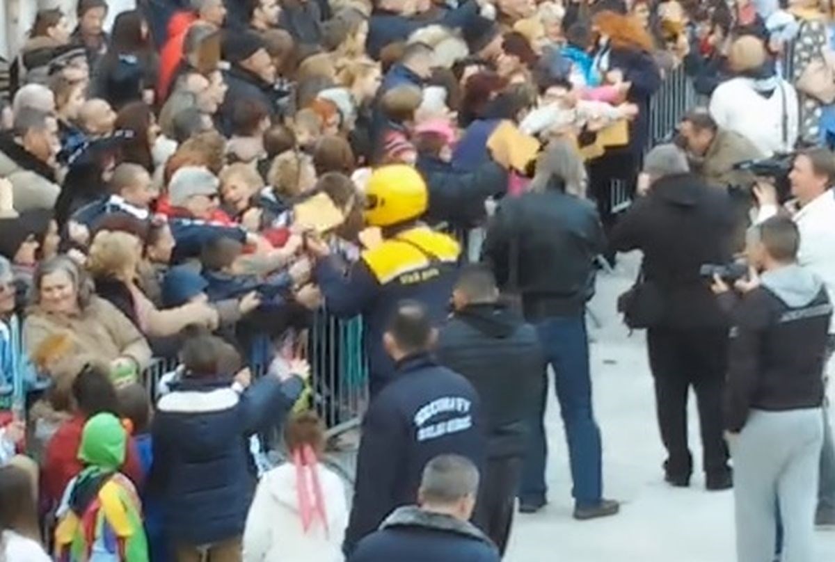 VIDEO Urnebes na zadarskom karnevalu: Građanima podijelili novac koji su dobili od organizatora