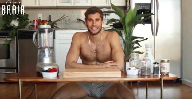 VIDEO Seksi goli kuhar sprema puding, a žene gledaju samo sadržaj njegovih bokserica