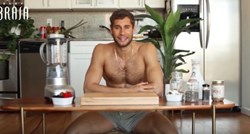 VIDEO Seksi goli kuhar sprema puding, a žene gledaju samo sadržaj njegovih bokserica
