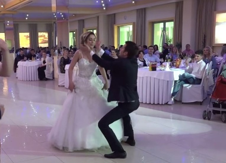 VIDEO Hit na internetu: Veseli kum na svadbi u Hercegovini zaplesao kao da nema sutra