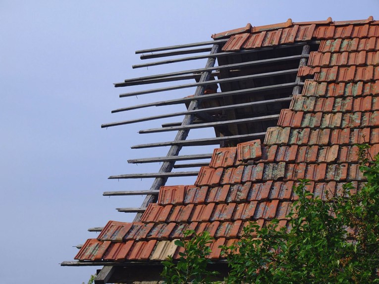 Vjetar divlja po Ogulinu i okolici, uništeni krovovi na dvije škole
