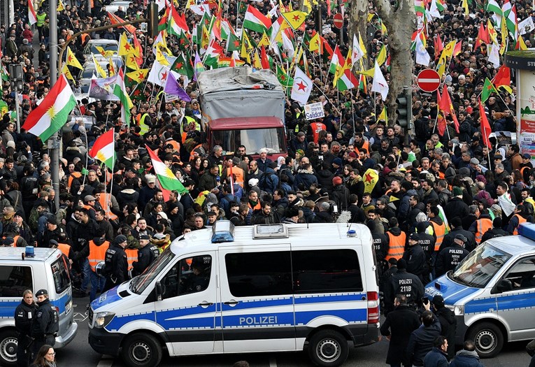 Njemačka policija zbog zabranjenih simbola prekinula prosvjed 20 tisuća Kurda
