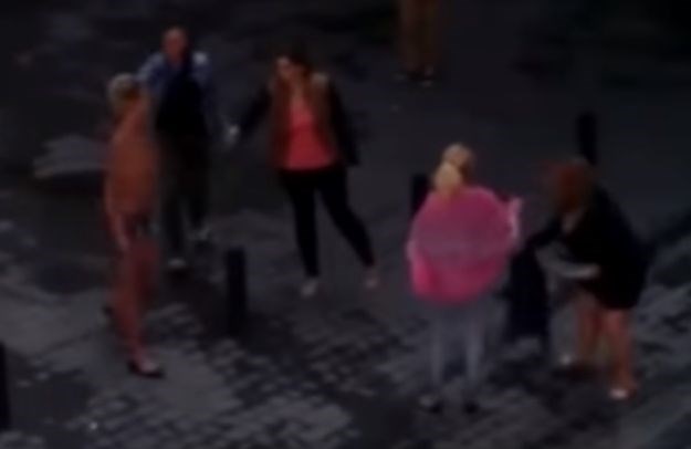 VIDEO "Brutalne su, zaustavljaju promet": Pogledajte kako izgleda tučnjava prostitutki u toplesu