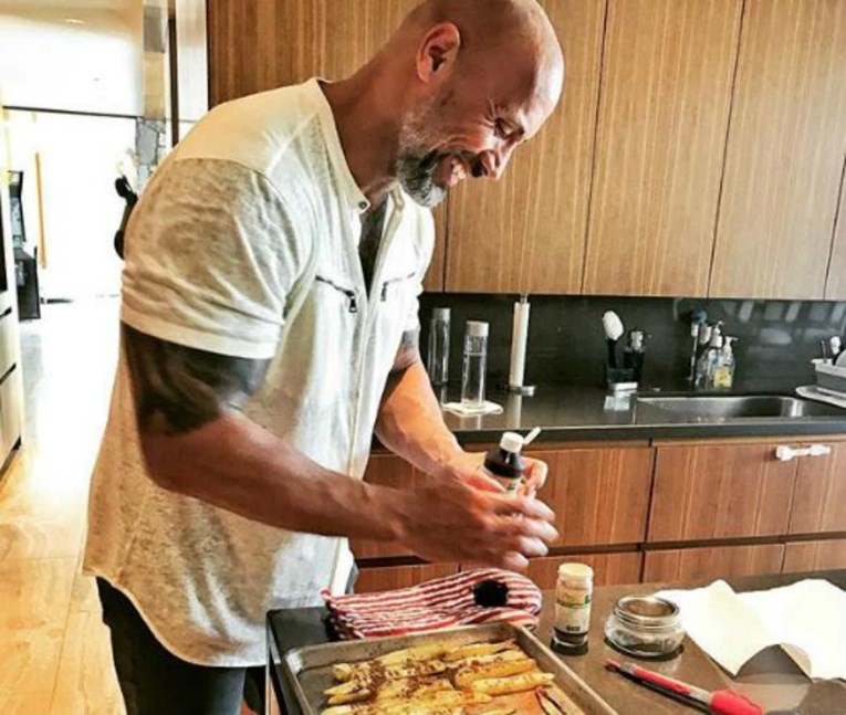 S ovim što pojede u "grešnom" obroku The Rock bi mogao nahraniti cijelu vojsku