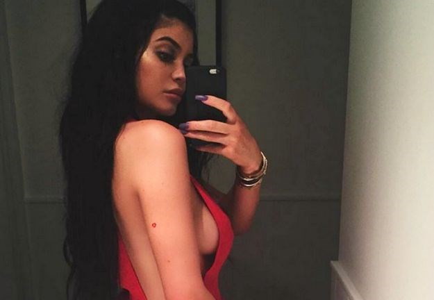 Tužan dan za Kylie Jenner: Izbacila sise pa nitko na fotki nije primijetio njen novi piercing