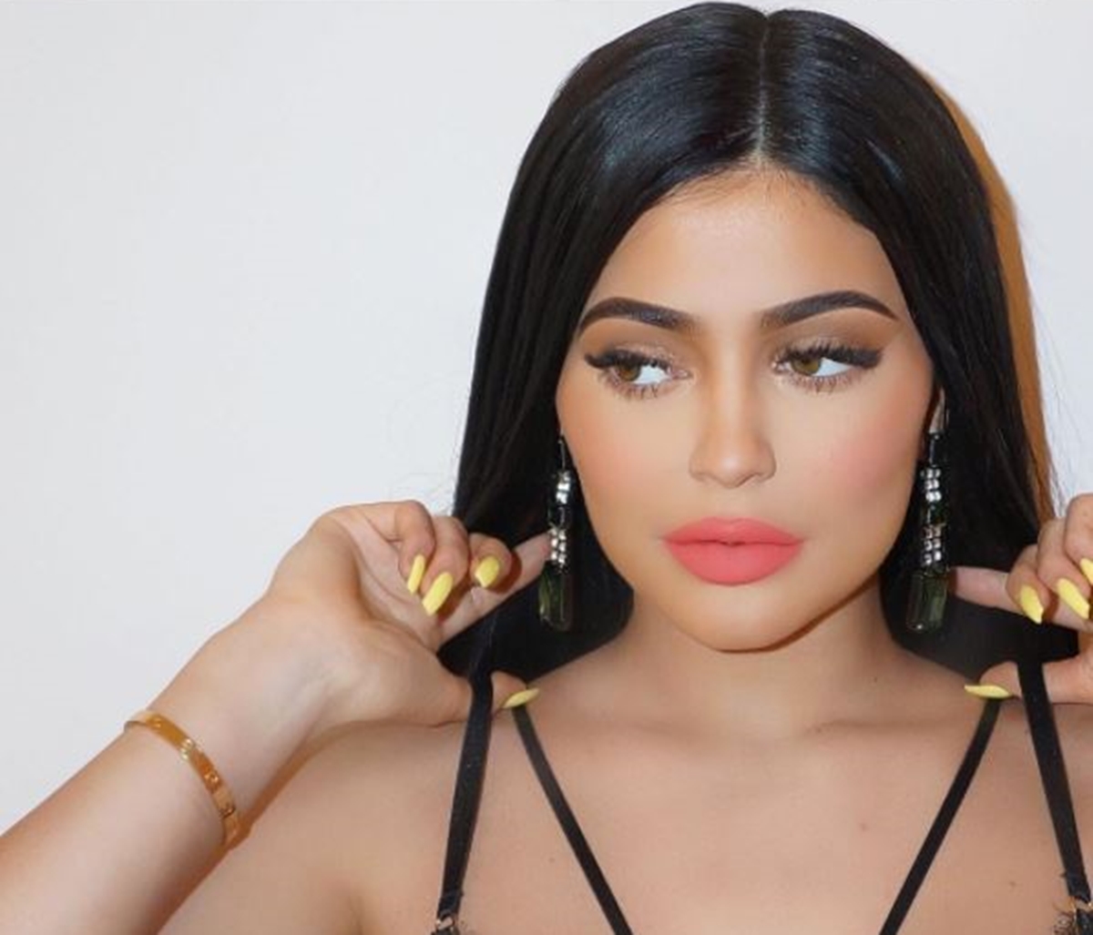 FOTO Fanovi napali Kylie Jenner zbog obnaženih fotki: "Ni ličiš na sebe, prestani sa Photoshopom"