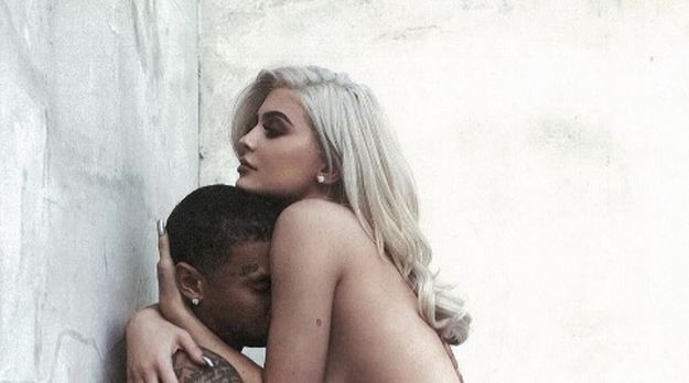FOTO Kylie Jenner golih grudi čestitala dečku rođendan