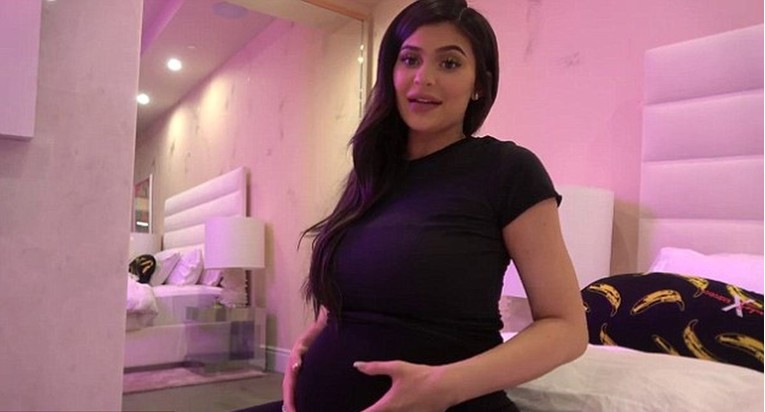 Kylie Jenner rodila curicu i objavila prvu snimku bebe