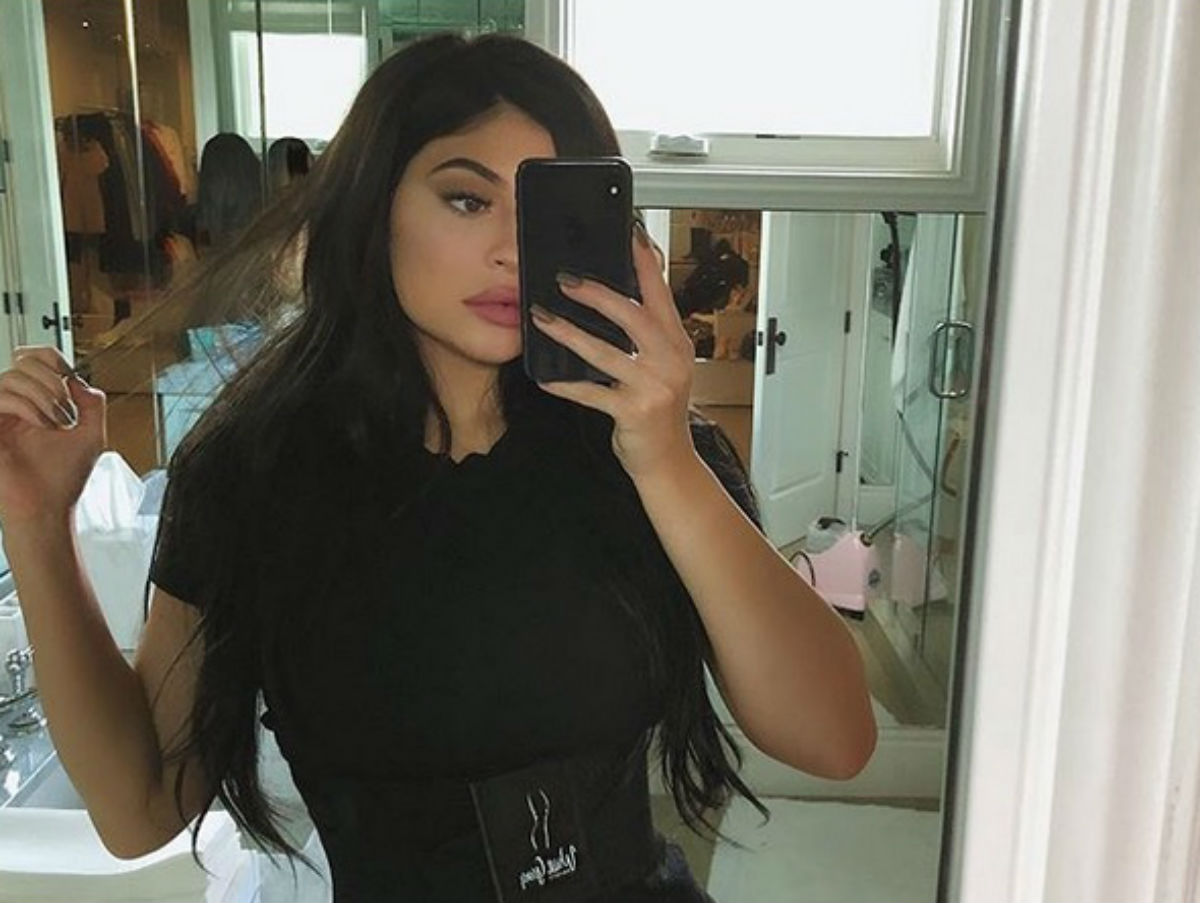 Kylie se prvo fotkala s kćerkicom, a zatim i skupocjene automobile u garaži