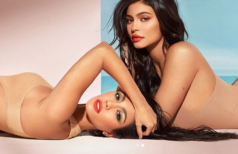 Kylie i Kourtney skinule se u reklami za šminku, fanovi poludjeli: "Vi ste boginje"