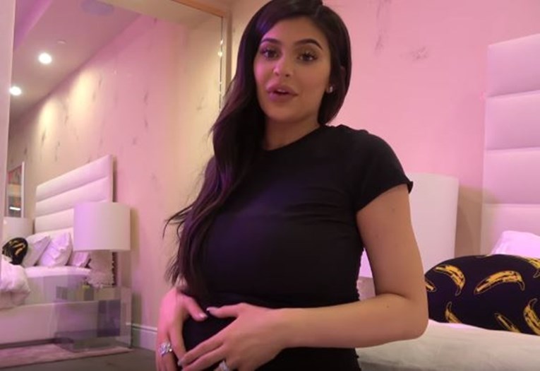 Kylie Jenner objavila fotku kćerkice i otkrila kako je zove