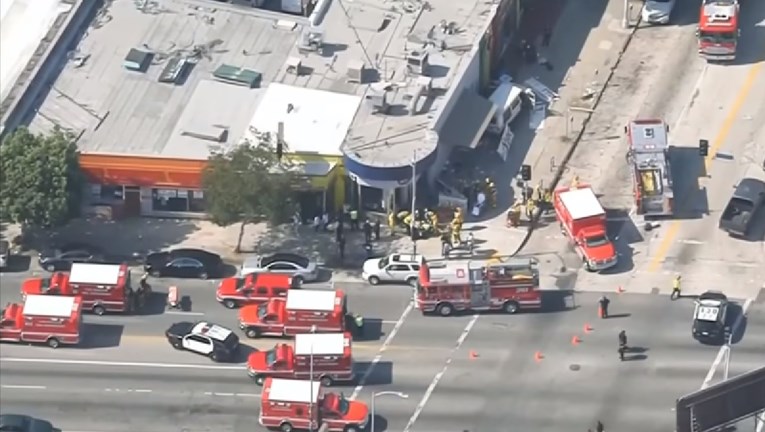 VIDEO Vozač u SAD-u prošao kroz crveno, zabio se u ljude i pokušao pobjeći, najmanje 9 ozlijeđenih