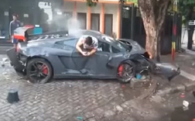 Luksuznim Lamborghinijem pregazio troje ljudi, zabio se u stablo, pa viseći kroz prozor pisao poruku