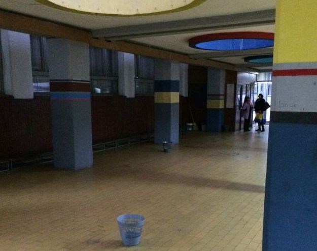 FOTO Ovo je škola u centru Zagreba: Krov prokišnjava, nemaju igralište, roditelji bijesni na Bandića