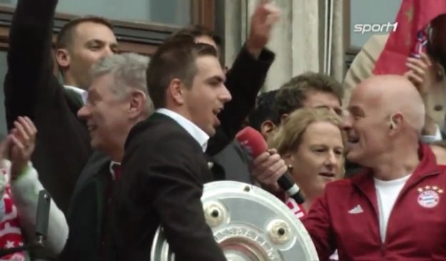 VIDEO Kapetan Bayerna zaustavio navijače u vrijeđanju Borussije