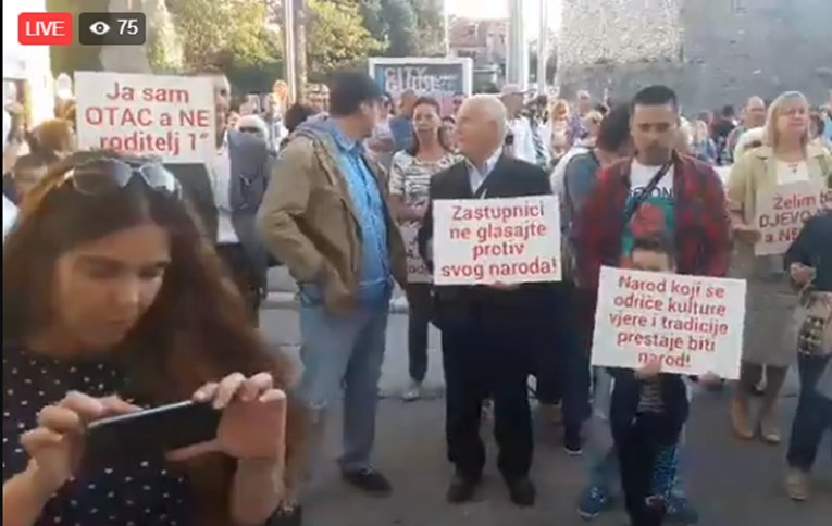 VIDEO Prosvjed protiv Istanbulske konvencije u Splitu, Batarelo pozvao Plenkovića da je odbaci