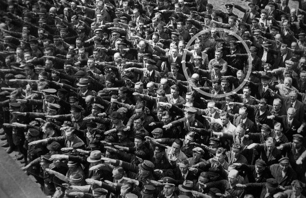 Legendarna fotografija čovjeka koji je jedini odbio pozdraviti Hitlera krije mračnu priču