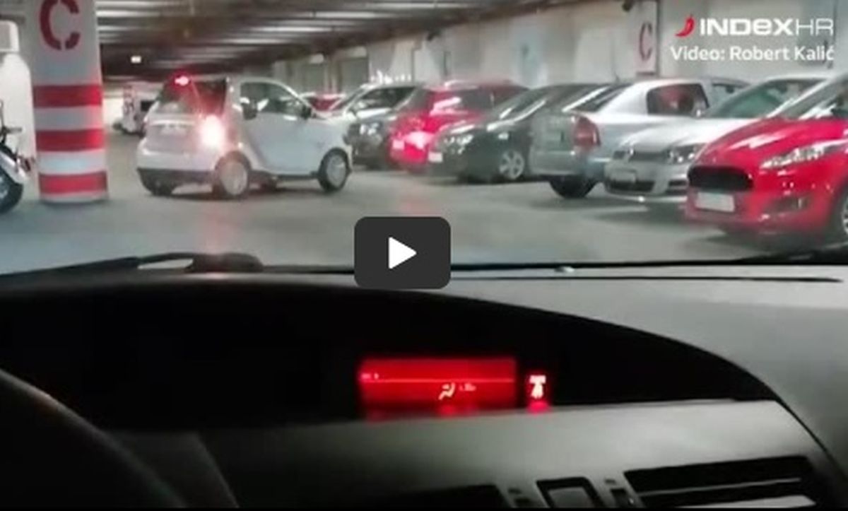 Splićanka dvije minute isparkiravala Smarta pa udarila drugi automobil i - odvezla se