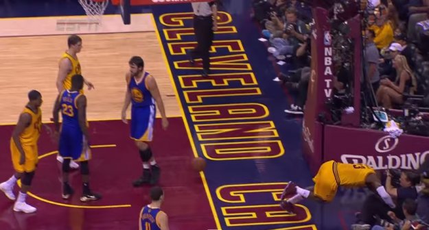 Video dana: LeBron razbio glavu u sudaru s kamerom nakon duela s australskim Hrvatom