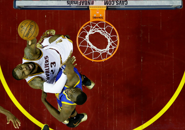 LeBron je slobodan igrač, ali za 200 milijuna dolara ostaje u Clevelandu